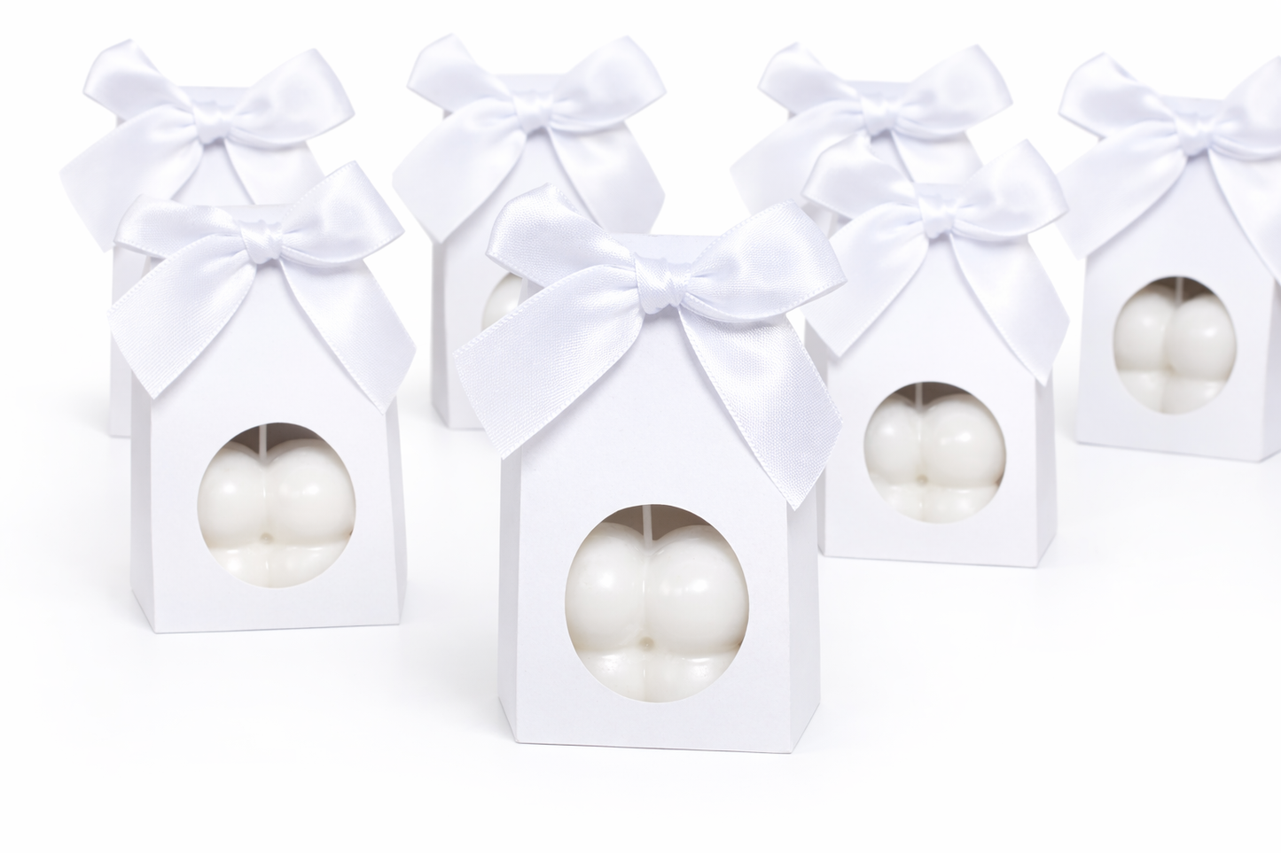 Weiße Kerze in eleganter Geschenkbox mit Schleife, stilvolles Geschenkset für Geburtstag oder besondere Anlässe