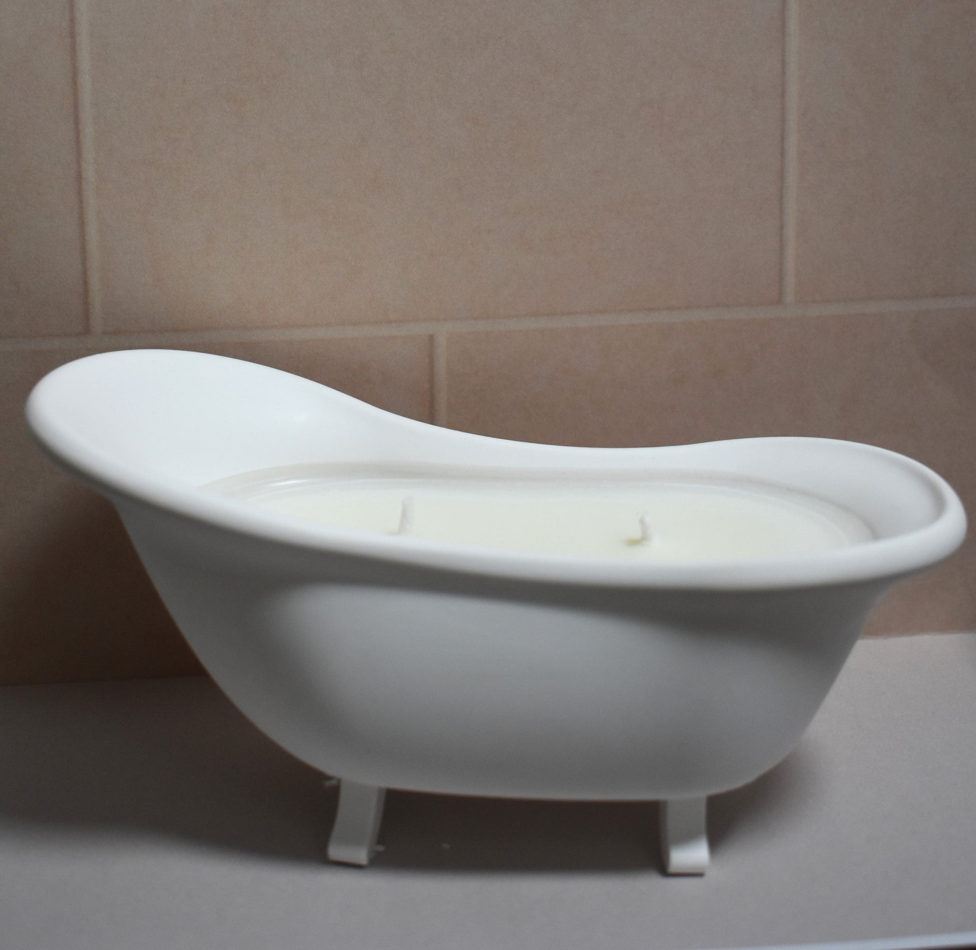 Badewannen Kerze als Wellness Deko im Badezimmer, entspannende Duftkerze als Geschenk für Ruhe und Wohlbefinden