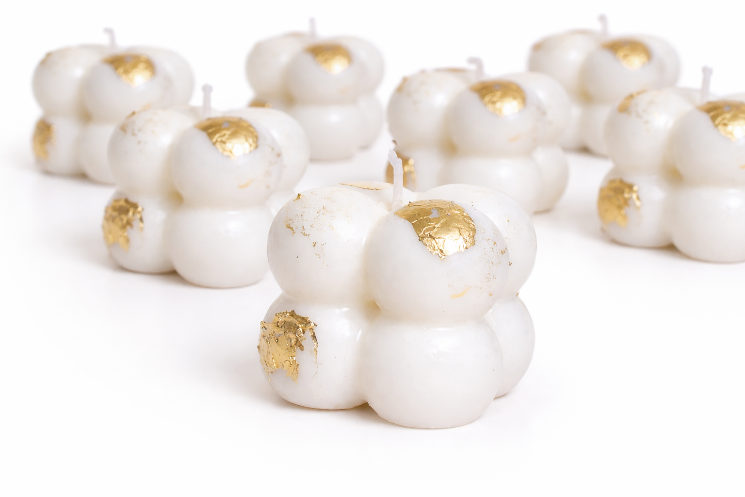 Weiße Bubble Kerze mit goldenen Details, moderne handgemachte Deko Kerze für Zuhause oder als Geschenk