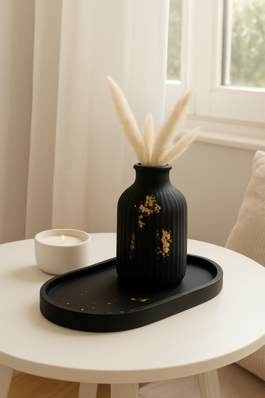 Minimalistische schwarze Vase mit Goldakzenten
