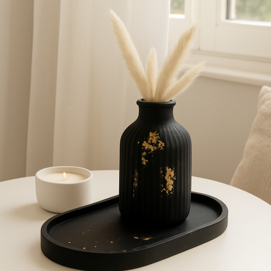 Minimalistische schwarze Vase mit Goldakzenten
