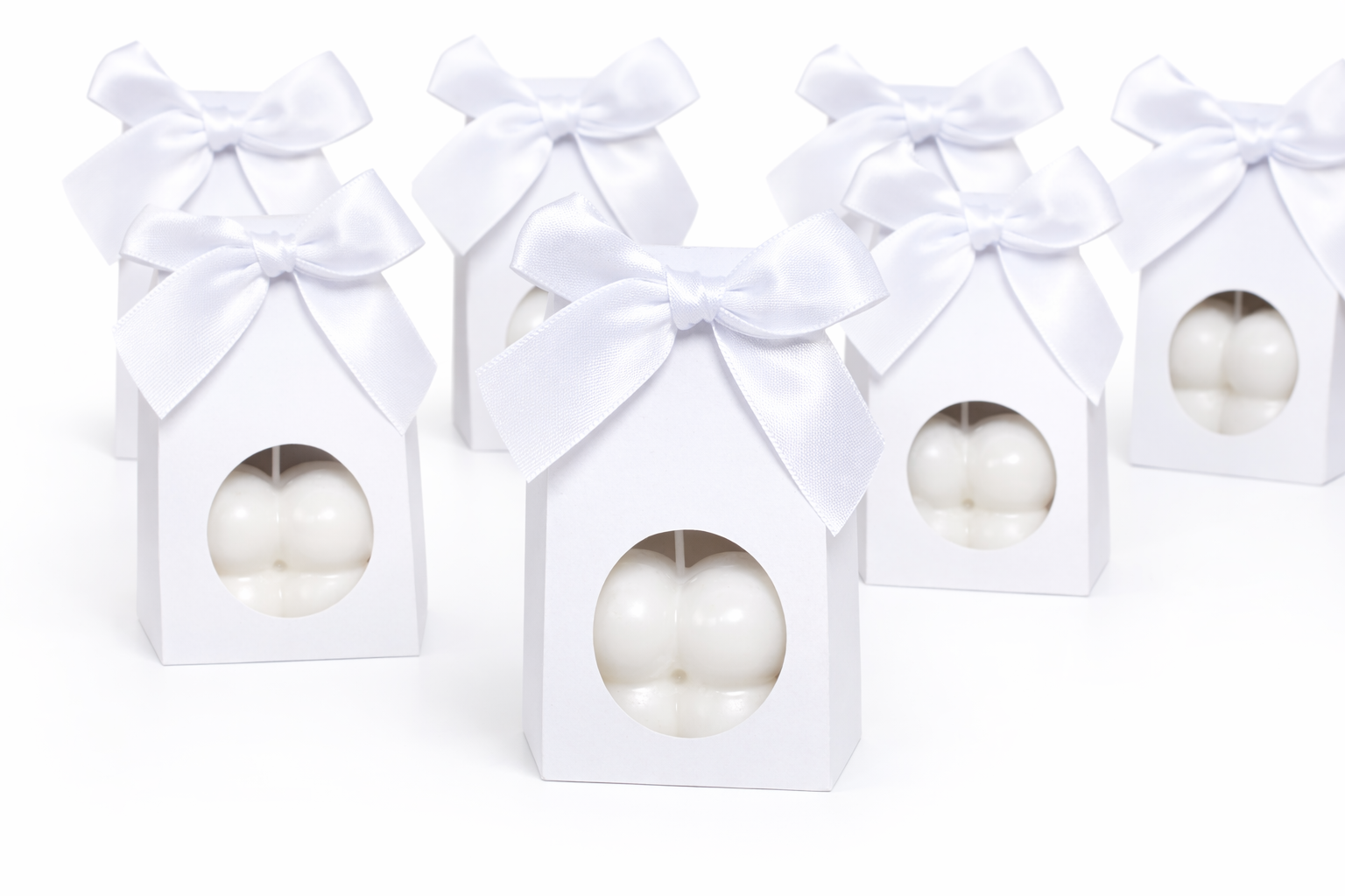Weiße Kerze in eleganter Geschenkbox mit Schleife, stilvolles Geschenkset für Geburtstag oder besondere Anlässe