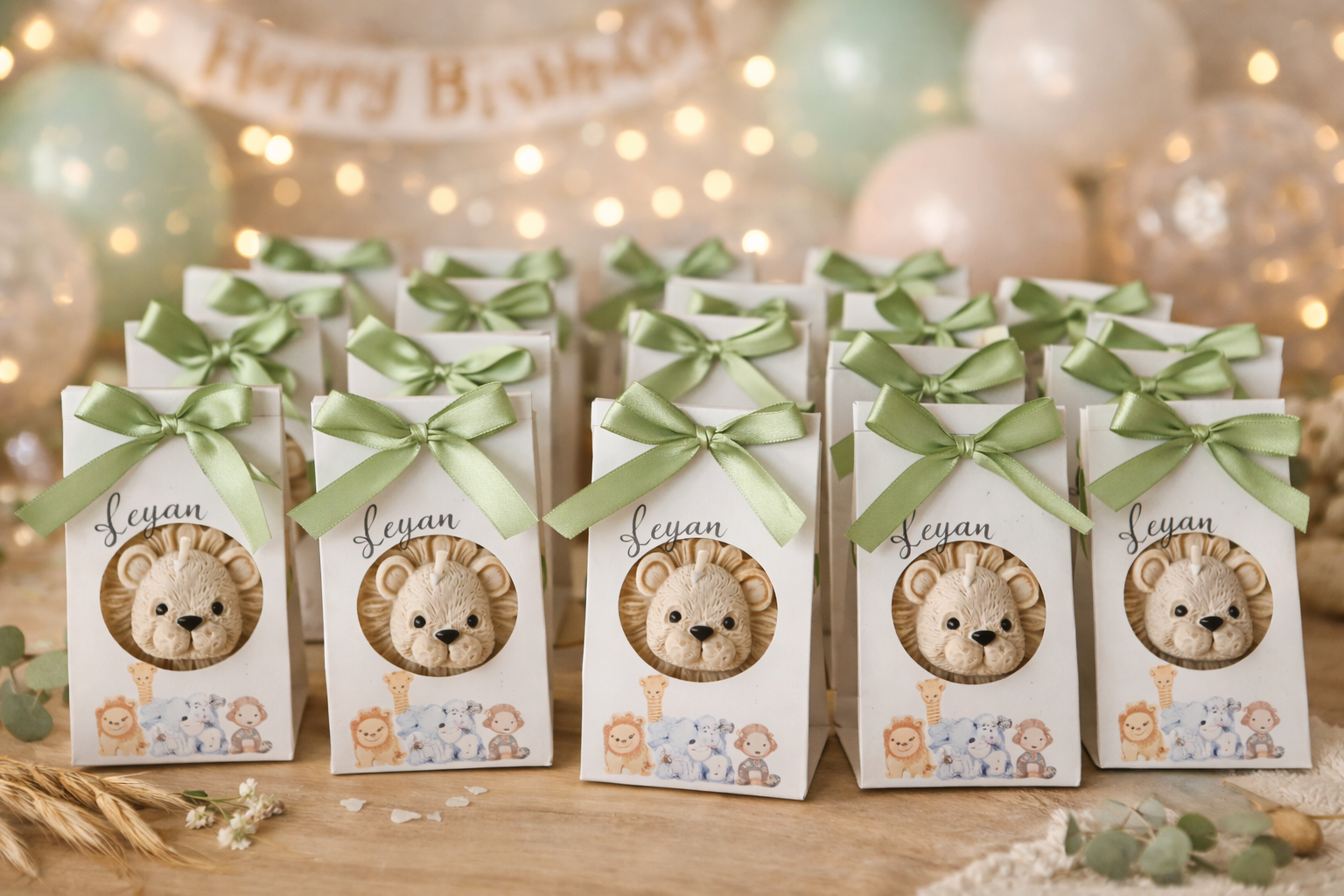 Mehrere personalisierte Baby Geschenkboxen mit Löwenmotiv und Namen Leyan als Gastgeschenke für Geburt, Taufe oder Babyparty