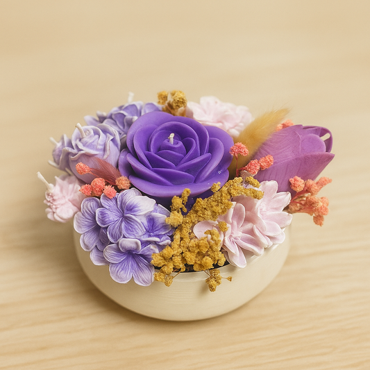 Blumen Kerze im Bouquet Design mit lila und rosa Blüten als dekorative Kerze für Zuhause, ideale Geschenkidee