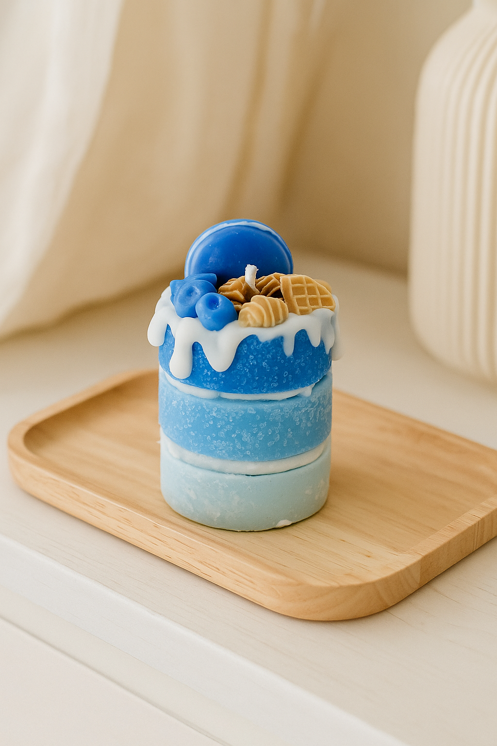 Blaue Dessert Kerze im Eis Design als dekorative Kerze auf Tablett, stilvolle Geschenkidee für Zuhause oder besondere Anlässe