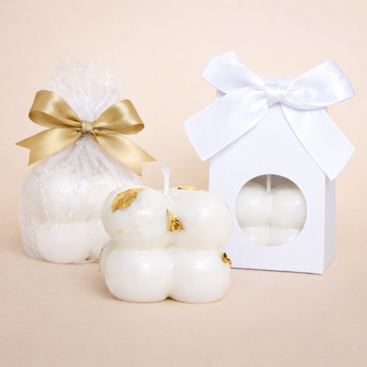 Weiße Geschenkkerze mit goldenen Details in Geschenkbox mit Schleife, elegantes Geschenk für Geburtstag oder besondere Anlässe