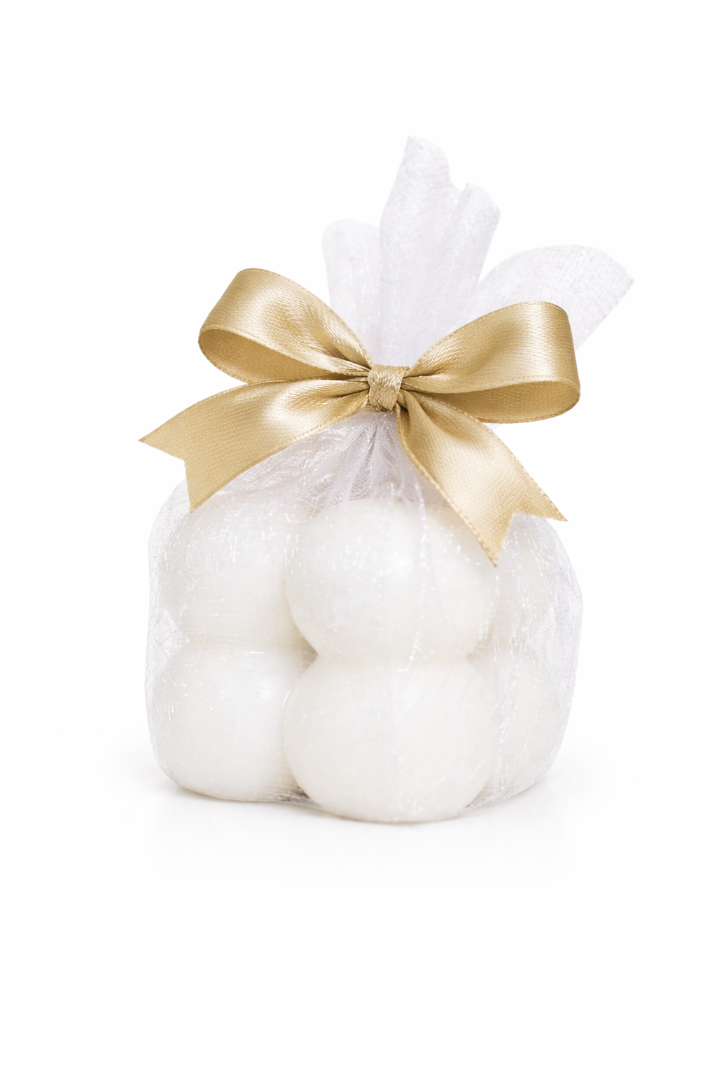 Weiße Kerze als Geschenk verpackt mit goldener Schleife, kleines fertiges Geschenk für Geburtstag oder besondere Anlässe