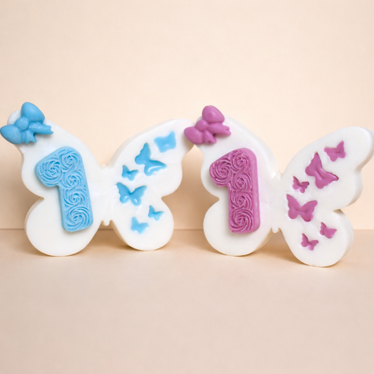 Kerzen in Form der Zahl 1 mit Schmetterlingen in Blau und Rosa, perfekte Tortenkerze für den ersten Geburtstag eines Babys