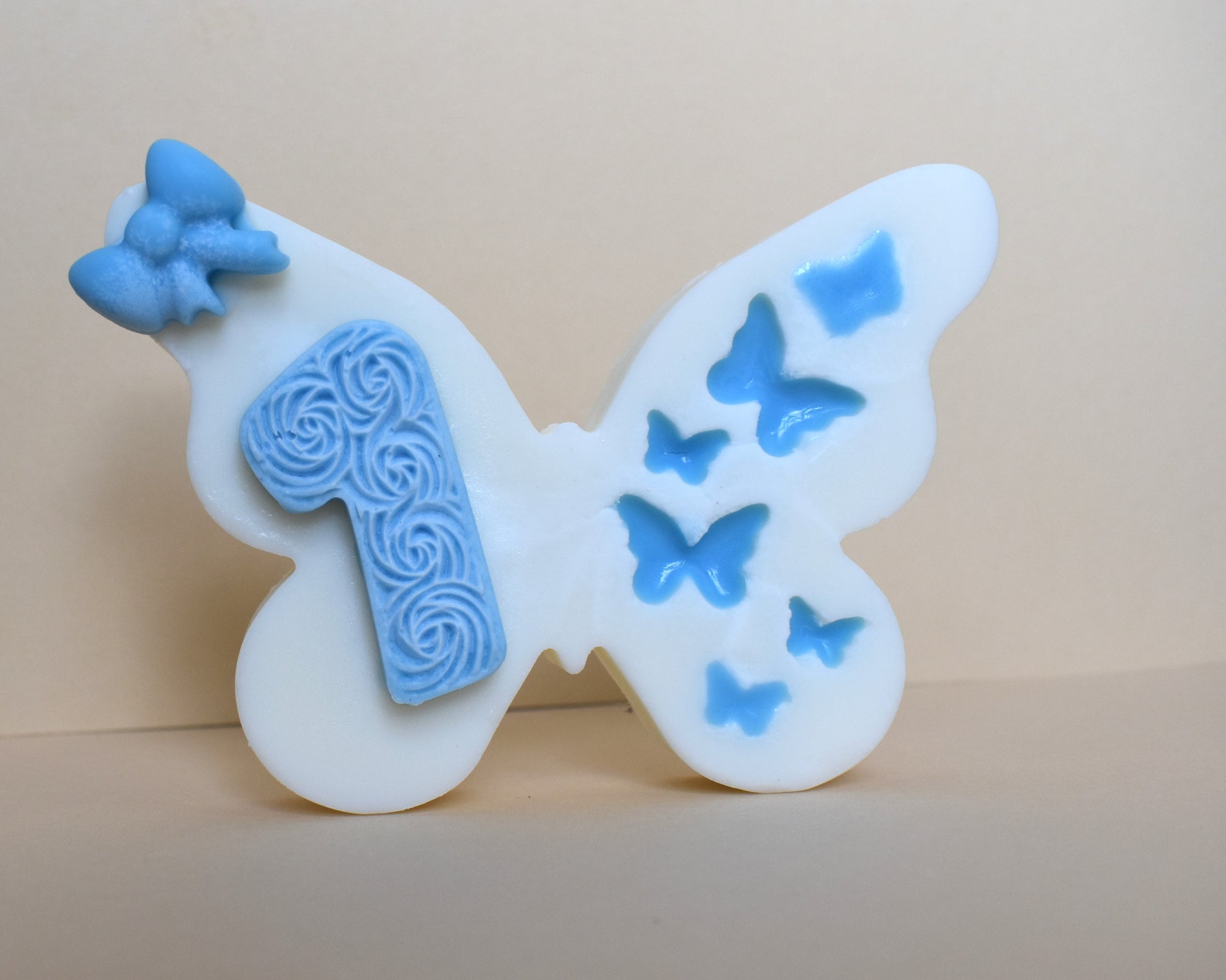 Blaue Kerze in Form der Zahl 1 mit Schmetterlingen, Tortenkerze für den ersten Geburtstag eines Jungen