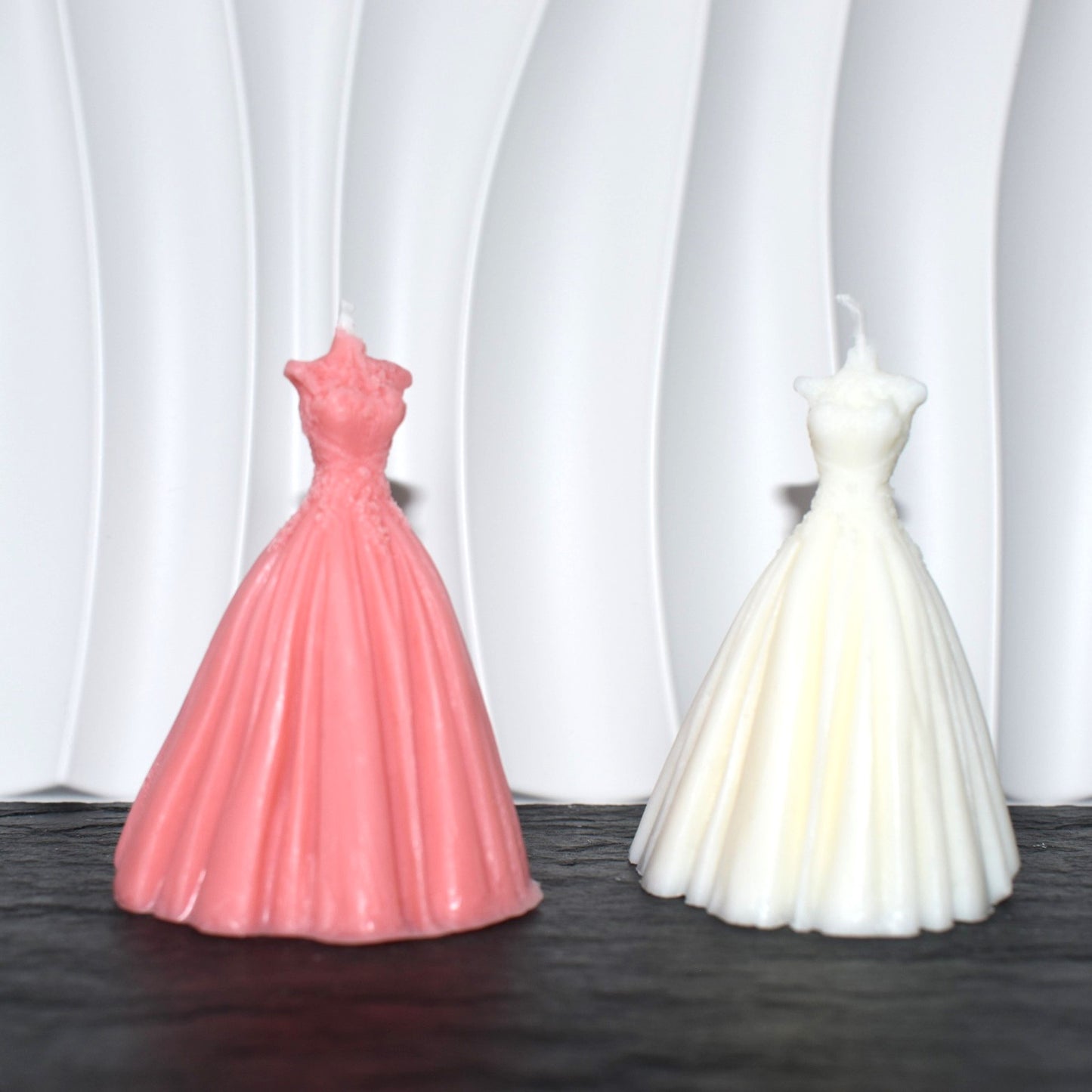 Kerzen im Kleid Design in Rosa und Weiß, dekorative Geschenkidee für Hochzeit, Geburtstag oder besondere Anlässe