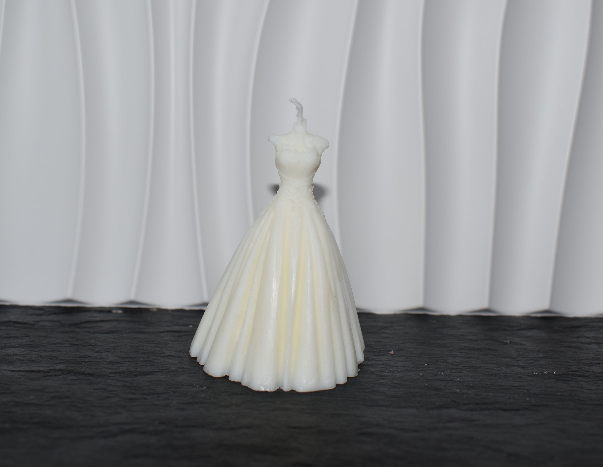 Weiße Kerze im Kleid Design, elegante Deko Kerze für Hochzeit, Geschenk oder besondere Anlässe