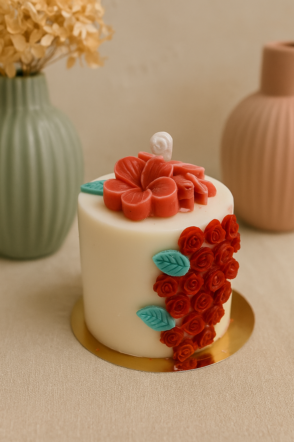 Cake Kerze mit Rosen Design als stilvolle dekorative Kerze, luxuriöse Geschenkidee für Geburtstag und besondere Anlässe