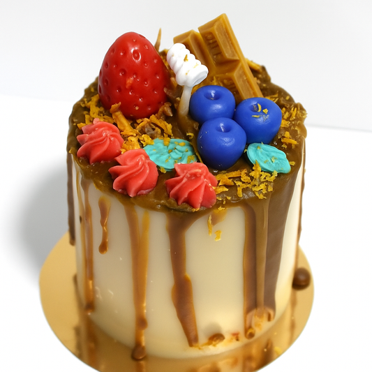 Torten Kerze mit Schoko Drip und Früchten im Dessert Design als dekorative Kerze, kreative Geschenkidee für besondere Anlässe