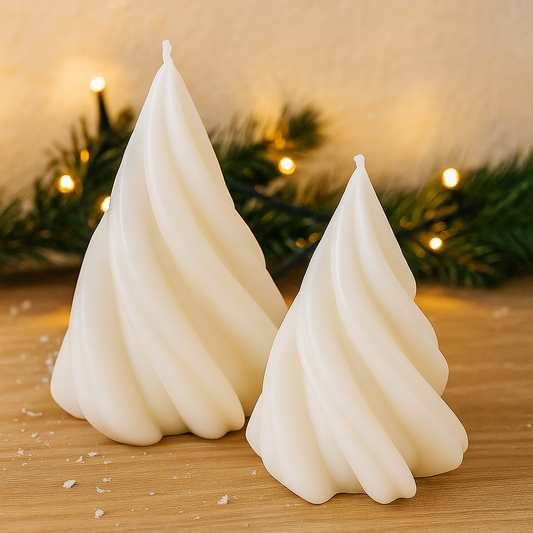 Weiße gedrehte Kerzen im Set als stilvolle Weihnachtsdeko, warme Winter Dekoration für Zuhause